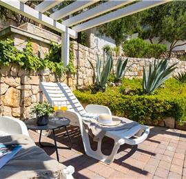 6 Bedroom Waterfront Villa with Pool in Uvala Ljubljeva near Trogir, Sleeps 12-13
